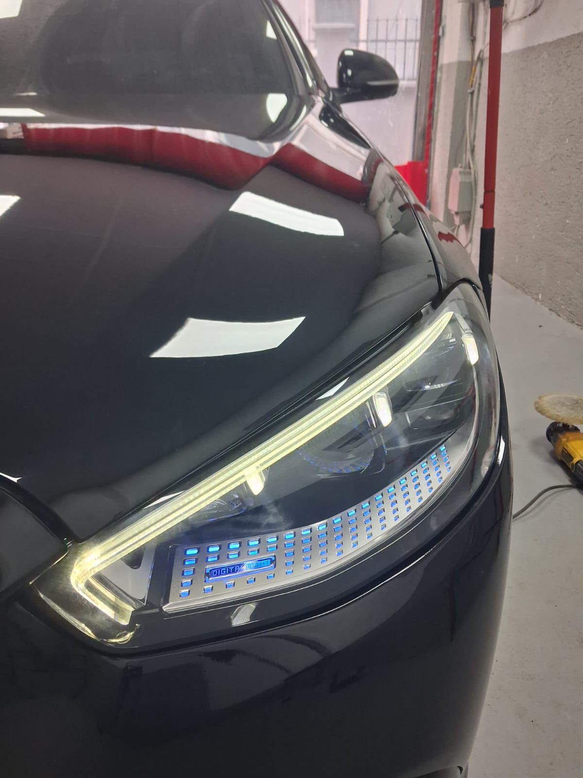 Siyah sedan ön bölüm hasarı ikinci açı