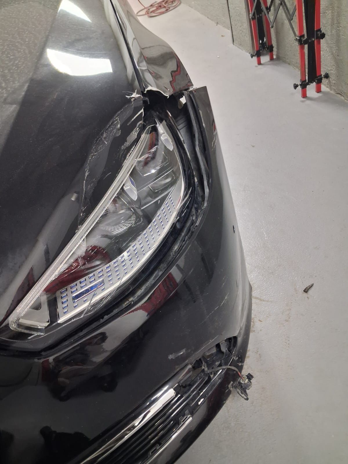 Siyah sedan ön çamurluk çizgisi düzeltme detayı