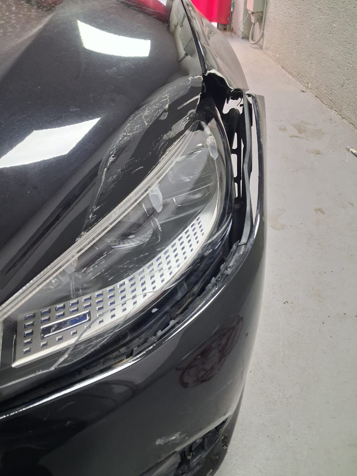 Siyah sedan tampon birleşim noktası detayı
